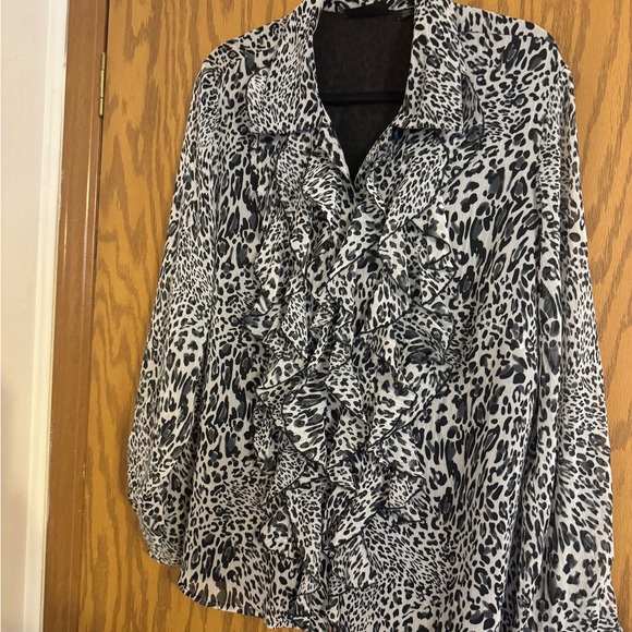 Woman’s Avenue Leopard Button up or Open Blouse. Size 18/20 Ruffle Top. - Picture 7 of 11
